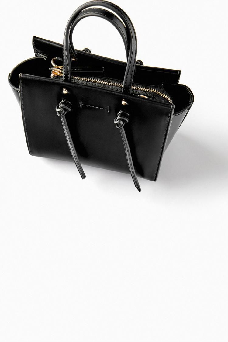 Elegant Black Handbag with Zip Comparment