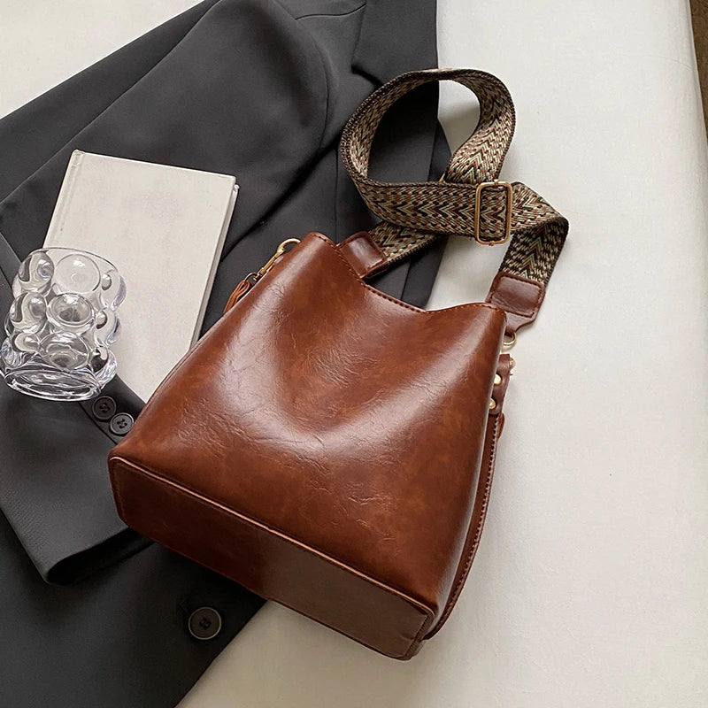 Exquisite women's bucket bag, fashionable and avant-garde solid color shoulder bag crossbody bag, retro and niche design, suitab