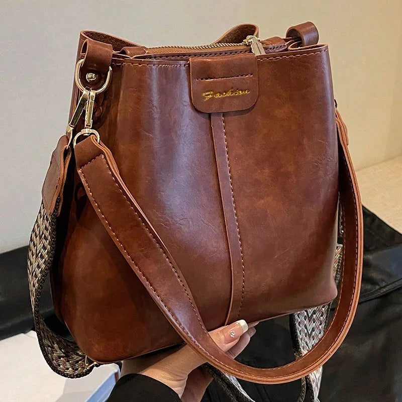 Exquisite women's bucket bag, fashionable and avant-garde solid color shoulder bag crossbody bag, retro and niche design, suitab