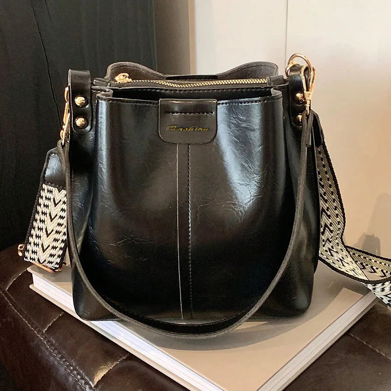Exquisite women's bucket bag, fashionable and avant-garde solid color shoulder bag crossbody bag, retro and niche design, suitab