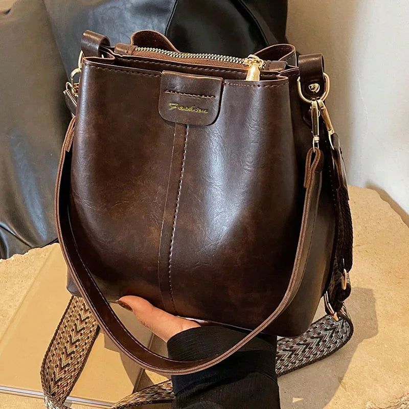 Exquisite women's bucket bag, fashionable and avant-garde solid color shoulder bag crossbody bag, retro and niche design, suitab