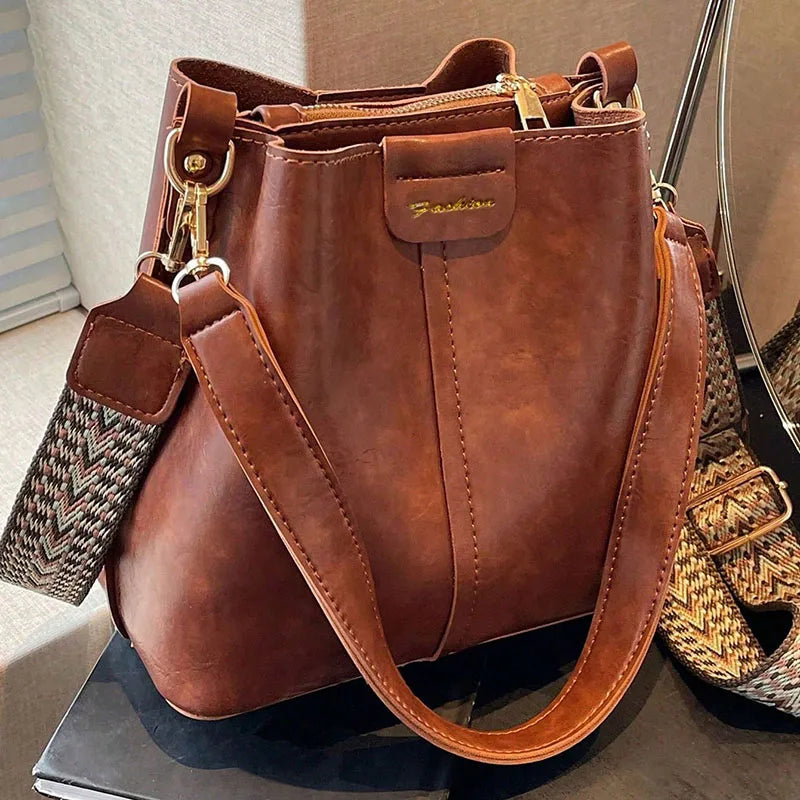 Exquisite women's bucket bag, fashionable and avant-garde solid color shoulder bag crossbody bag, retro and niche design, suitab