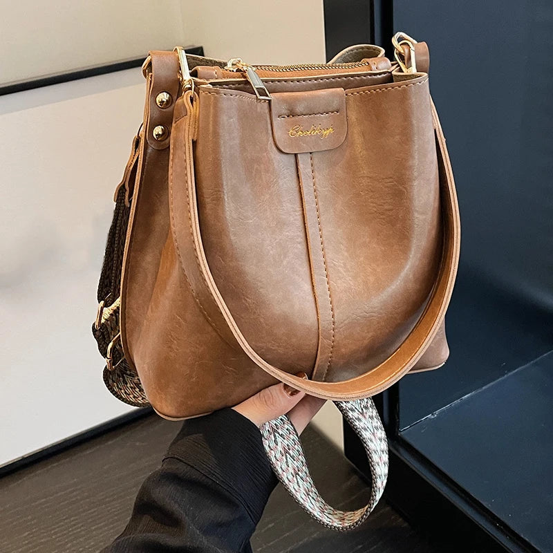 Exquisite women's bucket bag, fashionable and avant-garde solid color shoulder bag crossbody bag, retro and niche design, suitab