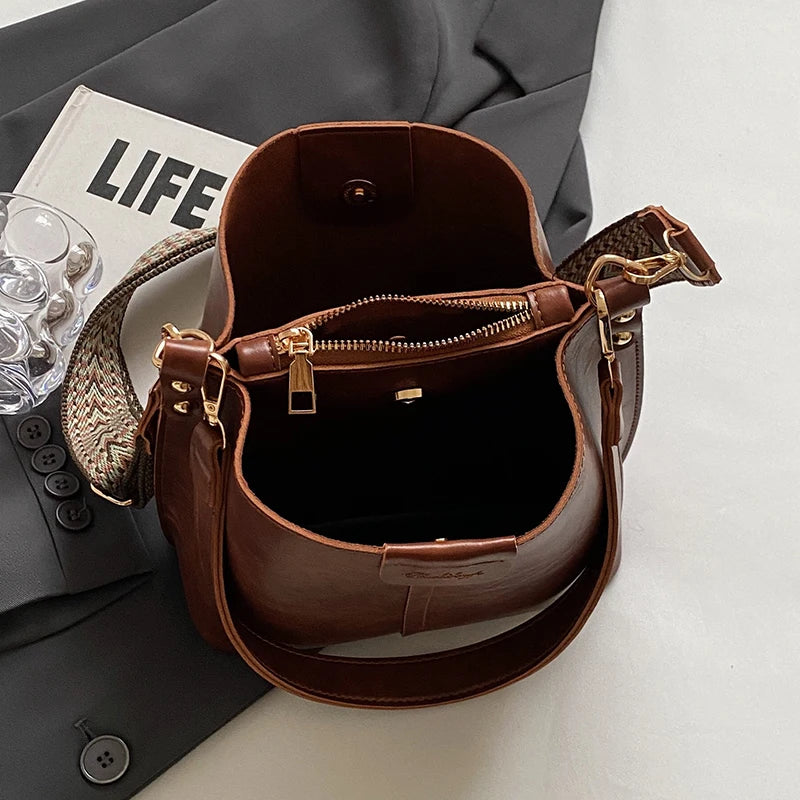 Exquisite women's bucket bag, fashionable and avant-garde solid color shoulder bag crossbody bag, retro and niche design, suitab